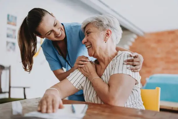 Una profesional abraza a una residente