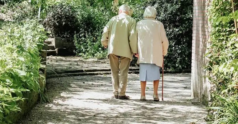 Residentes paseando por el jardín