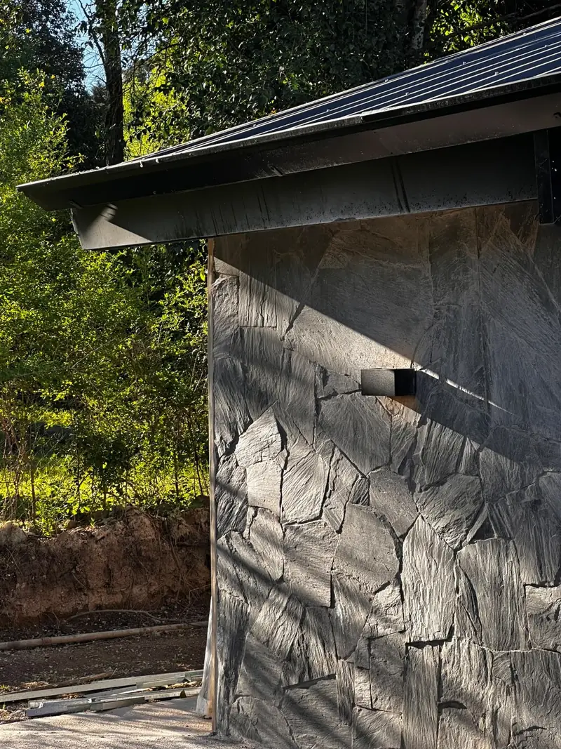 Fachada de piedra rodeada de vegetación
