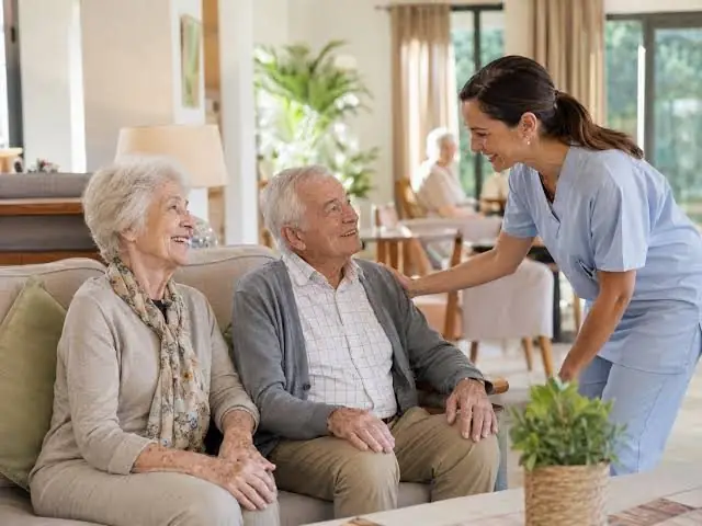 Residentes conversando en el living